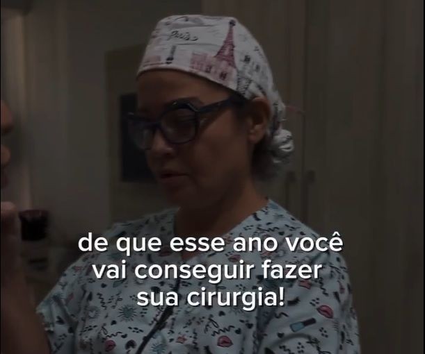Imagem da noticia Mulher perde visão, audição e movimentos após cirurgia de implante de silicone nos seios