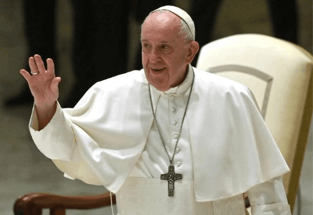 Imagem da noticia Papa Francisco tem "noite tranquila" no hospital após áudio para fiéis