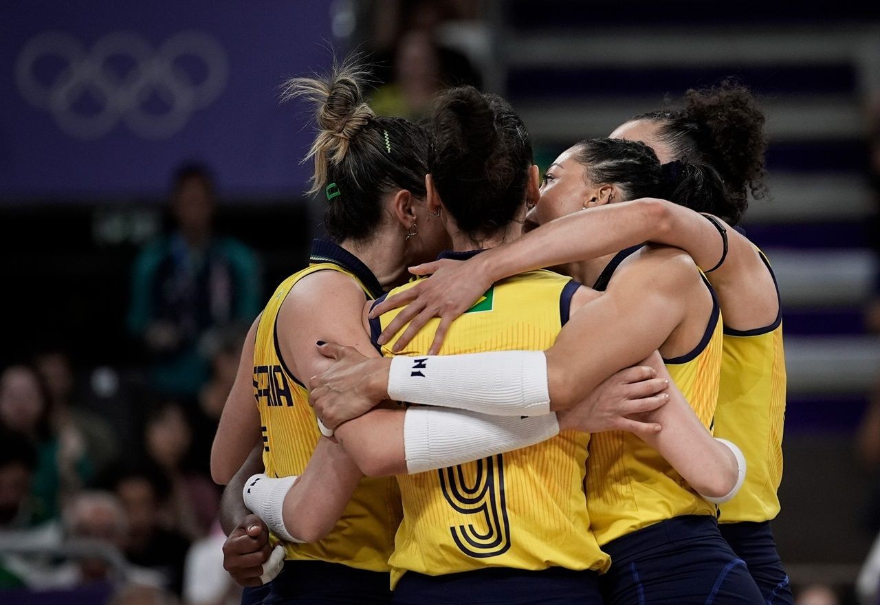 Brasil perde para Estados Unidos no vôlei feminino e disputará o bronze