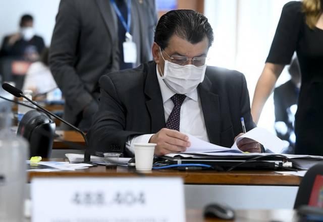 Imagem da noticia "Pazuello mentiu, Elcio mentiu. Agora secretário vem mentir", diz senador