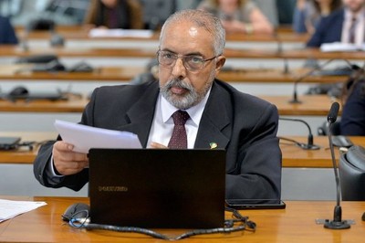 Projeto para proteger idosos contra golpes em empréstimos avança no Senado