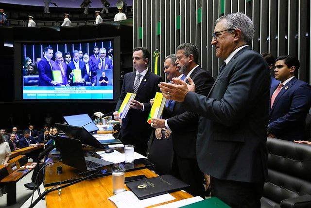 Imagem da noticia Congresso volta à rotina com recados ao governo e pressão por Orçamento