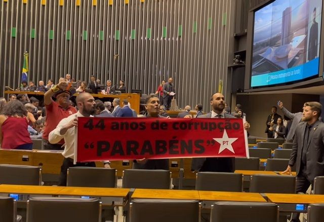 Deputados provocam e sessão de homenagem ao PT na Câmara tem vaias e gritos de "sem anistia"