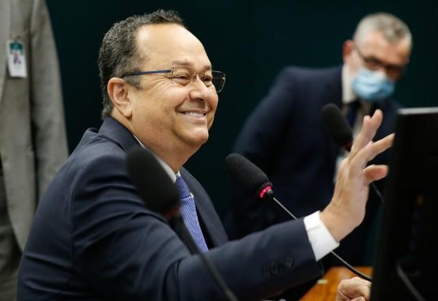 Imagem da noticia Barroso homologa acordo para Silas Câmara pagar R$ 242 mil por rachadinha