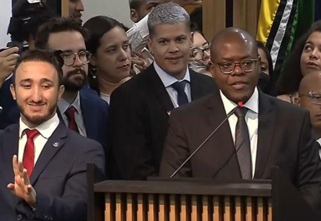 Imagem da noticia Silvio Almeida homenageia Pelé e Marielle Franco no discurso de posse