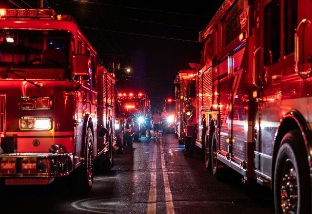 Homem liga para os bombeiros e reclama de barulho da sirene: "perturba ver televisão"