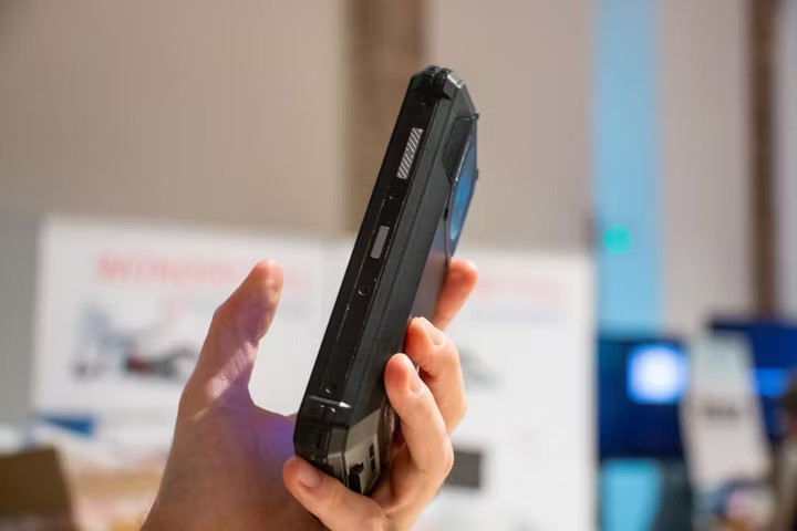 Imagem da noticia Celular tem bateria gigante que dura uma semana e pesa meio quilo