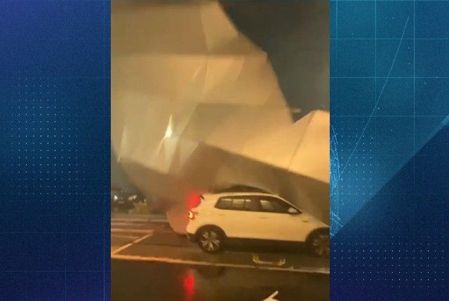 Imagem da noticia Vídeo: fachada do shopping SP Market cede e atinge veículo