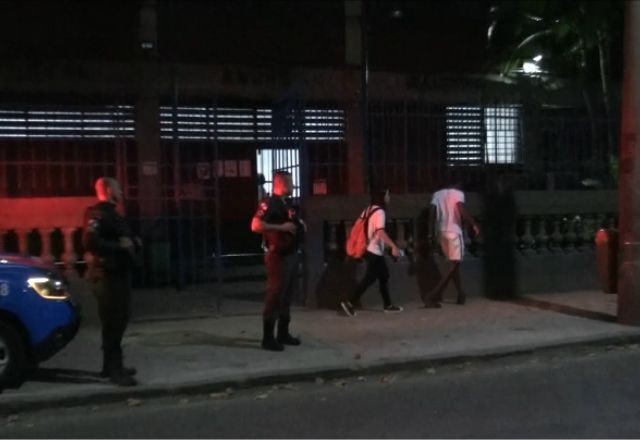 RJ: Polícia usa spray de pimenta para dispersar alunos em escola estadual