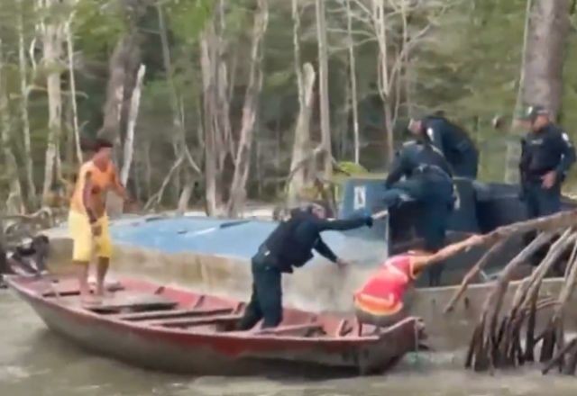 Autoridades vão investigar origem de submarino encontrado em praia do Pará