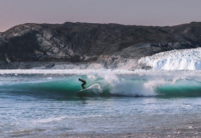 Imagem da noticia "Foto que eu sempre quis tirar", diz fotógrafo após surfista pegar onda causada por iceberg