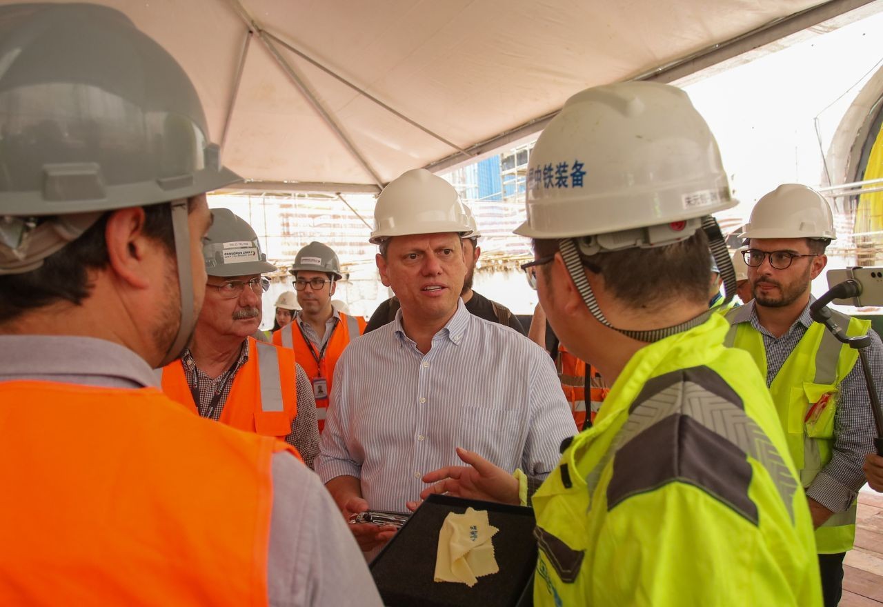 Imagem da noticia Tarcísio recua e diz que era "uma pessoa completamente errada" por criticar câmeras em fardas de PMs