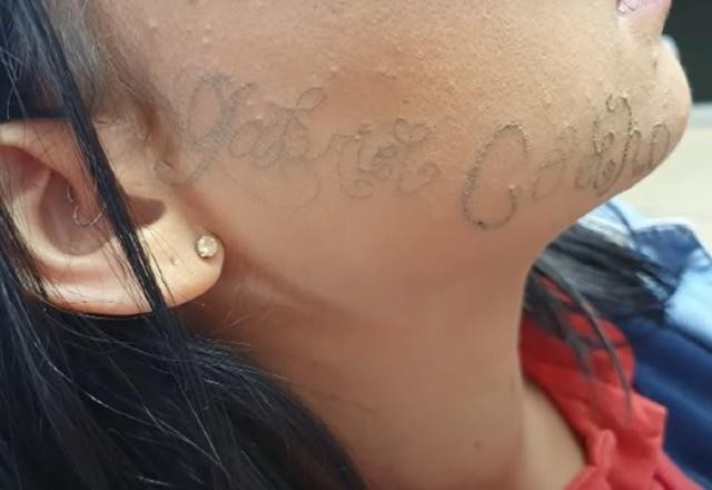 Homem tatua próprio nome no rosto da ex-companheira à força