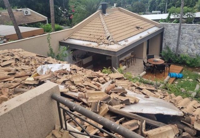 Imagem da noticia Explosão destrói telhado de casa em condomínio no interior de SP