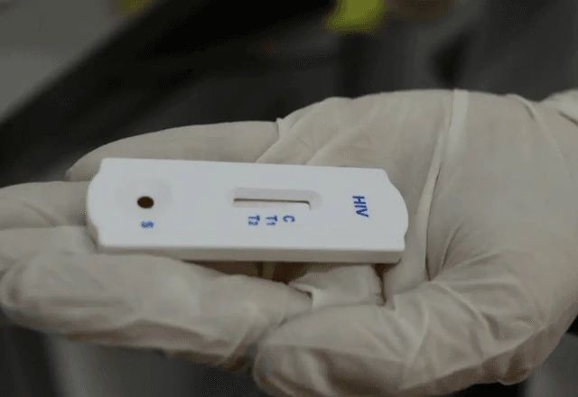 Imagem da noticia Mãe afirma que bebê recebeu tratamento contra HIV por 28 dias após teste falso positivo