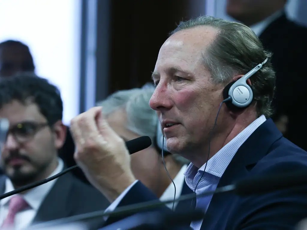 Imagem da noticia John Textor cita mais jogos suspeitos, mas “guarda” provas para sessão secreta da CPI