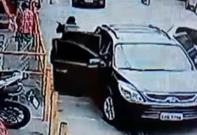 Imagem da noticia Criminosos trocam tiros com vigilantes de carro-forte e roubam dinheiro