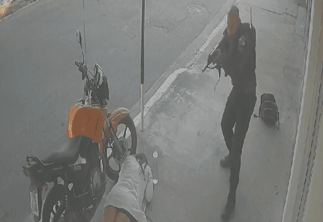 Imagem da noticia Vídeo: mulher e idosa tentam se proteger em meio a tiroteio no Rio