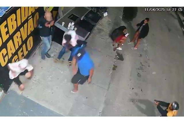 Imagem da noticia Homem é morto a tiros em frente a depósito de bebidas em Itaboraí (RJ)