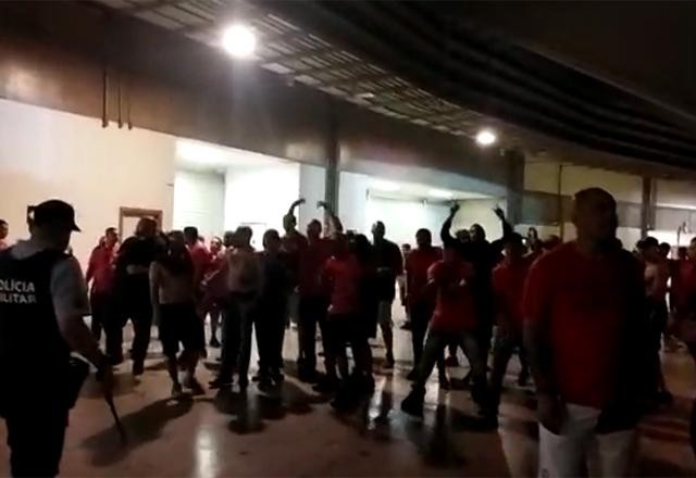 Torcedores do Flamengo iniciam confusão no Mané Garrincha