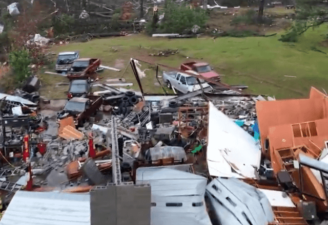 Imagem da noticia Sobe para 37 o número de mortos após série de tornados nos Estados Unidos