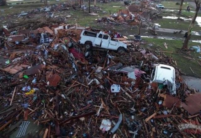 Sobe para 26 número de mortos por passagem de tornados nos EUA 