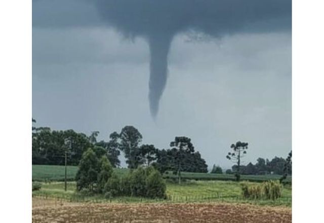 Tornado atinge cidade do interior do Rio Grande do Sul; veja imagens