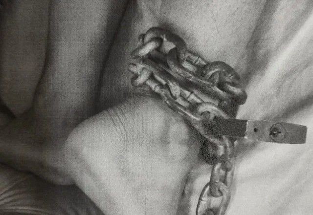 Imagem da noticia Jovem de 15 anos é torturada pelos pais após contar ter sido estuprada pelo irmão