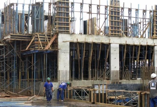 Indústria da construção avança, mas cenário ainda é de atenção, diz CNI