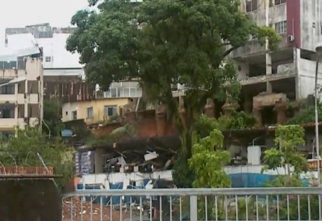 Imagem da noticia Parte de prédio desaba após ser atingida por deslizamento de terra em Salvador