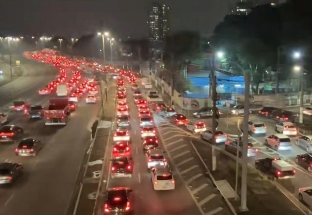 Imagem da noticia Com 777 km de lentidão, São Paulo registra pior manhã de trânsito do ano