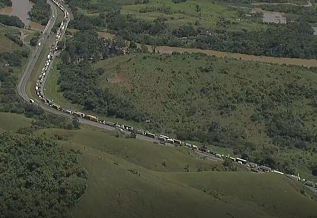 Imagem da noticia Interdição na Via Dutra provoca congestionamento de 25 km no Rio