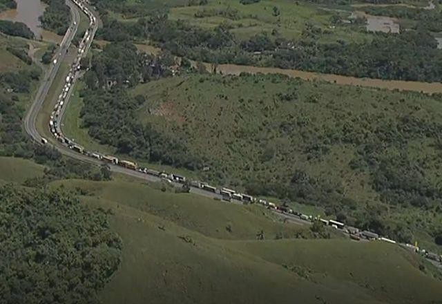 Interdição na Via Dutra provoca congestionamento de 25 km no Rio