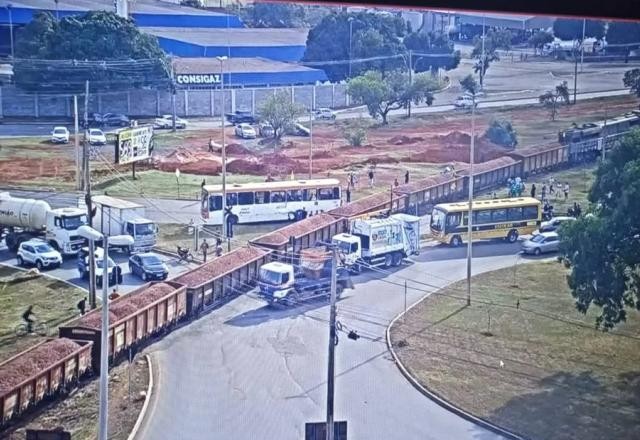 Imagem da noticia Trem de carga bate em ônibus no DF; pelo menos uma pessoa morreu