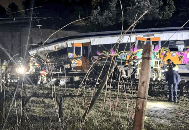 Imagem da noticia Trem descarrila após queda de muro na Espanha e deixa ao menos 1 morto e 15 feridos