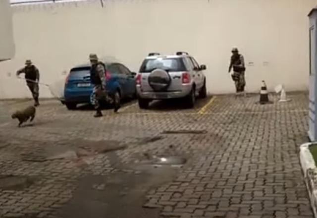 Flagrante: militares são driblados por capivara em estacionamento