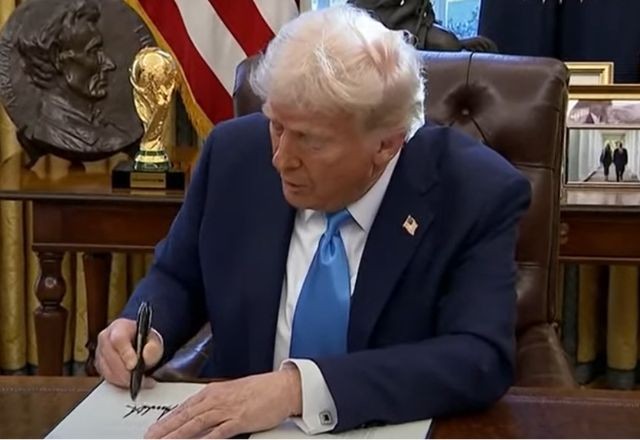Imagem da noticia Trump bloqueia verbas para escolas e universidades que exigem vacinação contra a covid-19