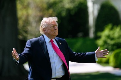 Donald Trump diz que EUA vão guiar navios presos no Estreito de Ormuz
