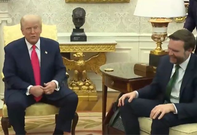 Imagem da noticia Trump interrompe reunião para elogiar as meias do vice-presidente J.D. Vance