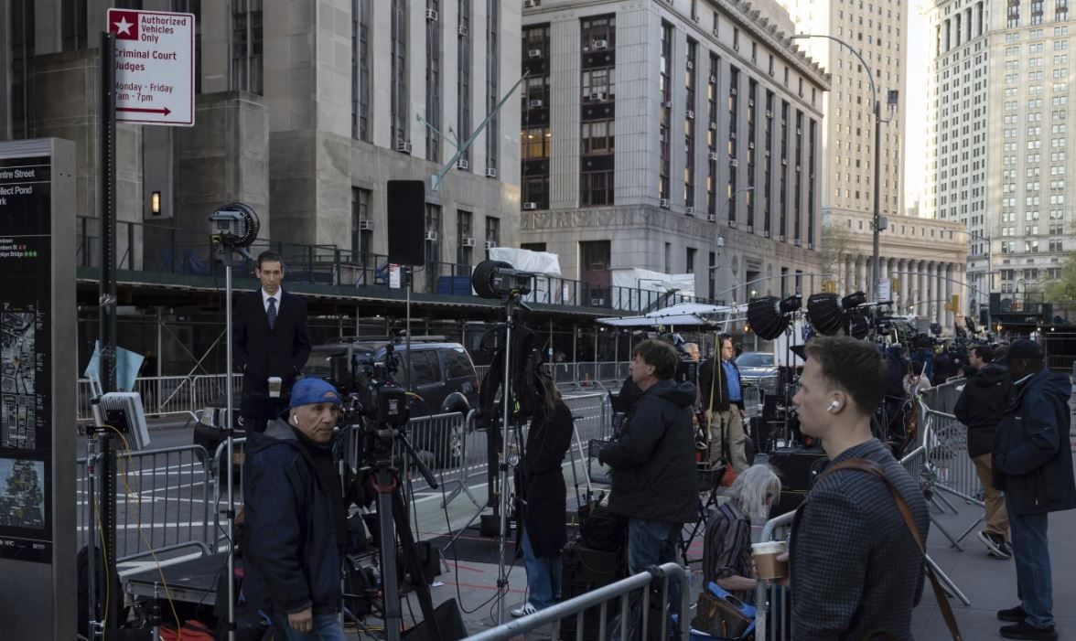 Imagem da noticia Homem ateia fogo no próprio corpo em frente ao tribunal de julgamento de Trump