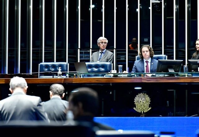 Imagem da noticia Governo não retira urgência e projeto da reforma tributária trava pauta do Senado