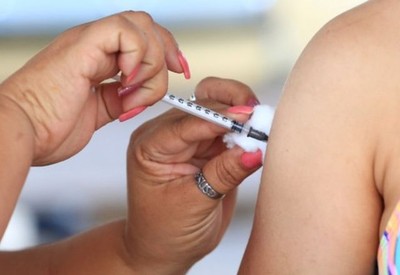 “Quem estiver vacinado estará protegido para o resto da vida”, diz infectologista sobre febre amarela