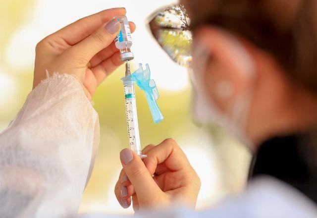 Vacina contra a covid-19 deve custar de R$ 300 a R$ 350 nas clínicas