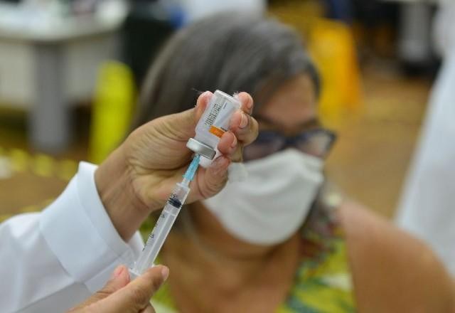 Imagem da noticia Covid: esquema vacinal incompleto e aglomerações aumentam risco de contaminação