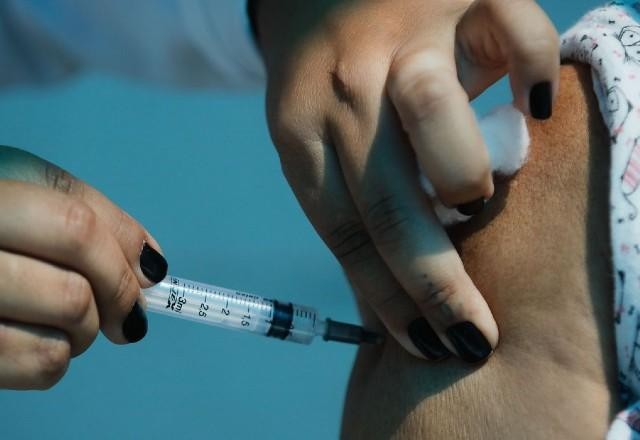 Vacina conta a covid salvou 63 mil idosos no início de 2021, mostra estudo