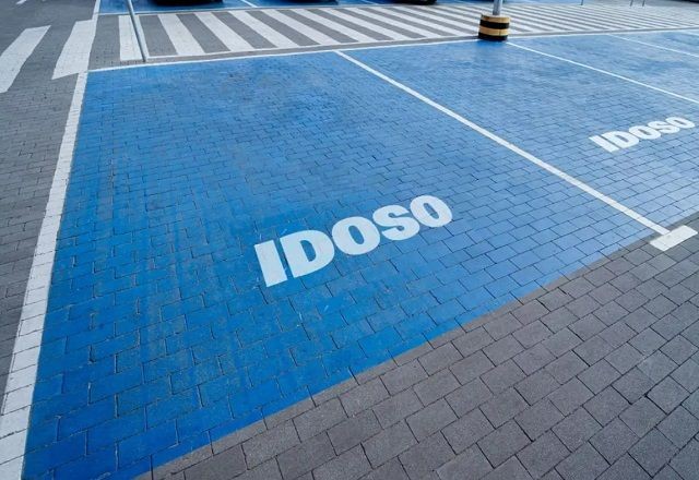 Imagem da noticia Projeto que aumenta para R$ 880 multa a quem estacionar em vaga de idosos é aprovado por comissão