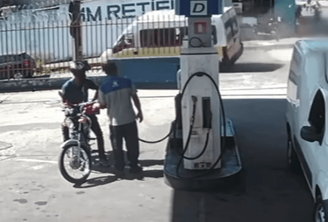 Imagem da noticia Van escolar perde freio, ultrapassa cruzamento e tomba com 22 crianças