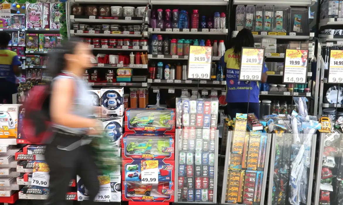 Imagem da noticia Relator propõe taxação de compras internacionais de até US$ 50 em 20%