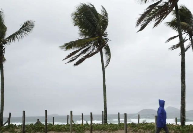 Imagem da noticia Ciclone extratropical chega ao Sul com ventos acima de 100 km/h e alerta vermelho para tempestades