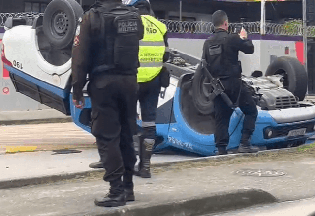 Vídeo: viatura da PM capota após colidir com ônibus articulado no Rio de Janeiro